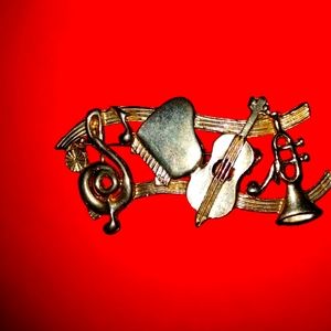 Gorgeous vintage gold musical brooch